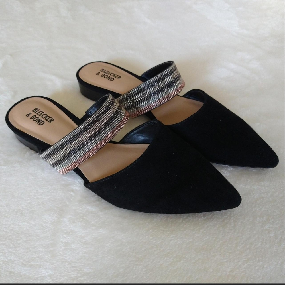 Pointed toe black flats